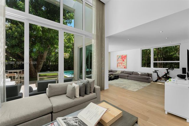 335 W 46th St, Miami Beach, FL 33140