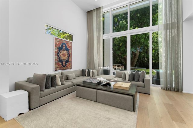 335 W 46th St, Miami Beach, FL 33140