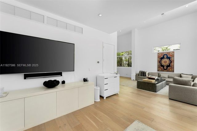 335 W 46th St, Miami Beach, FL 33140