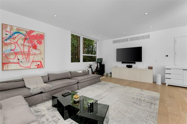 335 W 46th St, Miami Beach, FL 33140