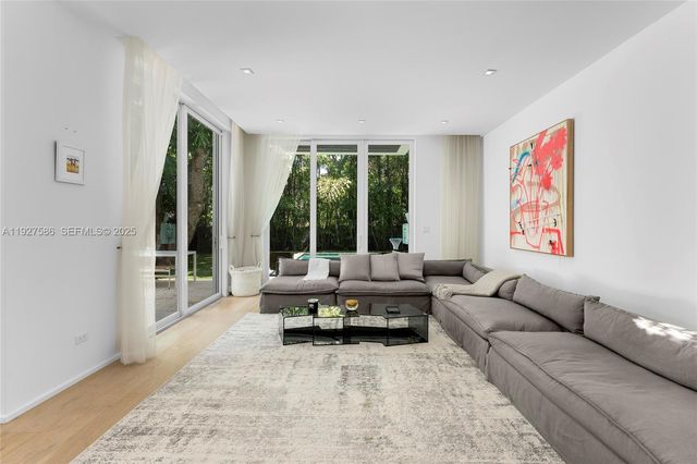 335 W 46th St, Miami Beach, FL 33140