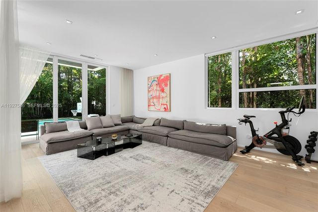 335 W 46th St, Miami Beach, FL 33140