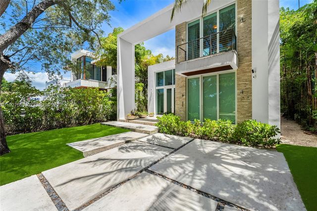 335 W 46th St, Miami Beach, FL 33140