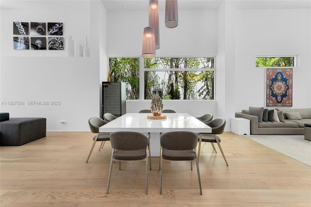 335 W 46th St, Miami Beach, FL 33140