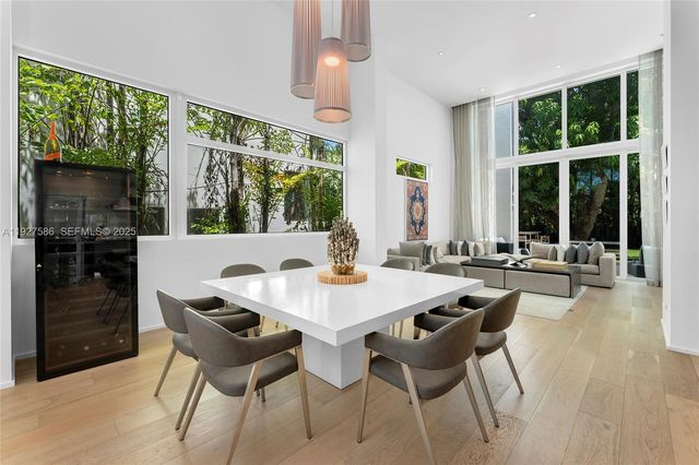 335 W 46th St, Miami Beach, FL 33140