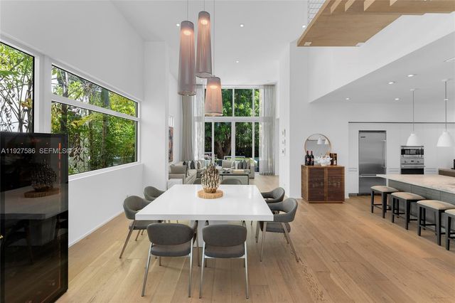 335 W 46th St, Miami Beach, FL 33140