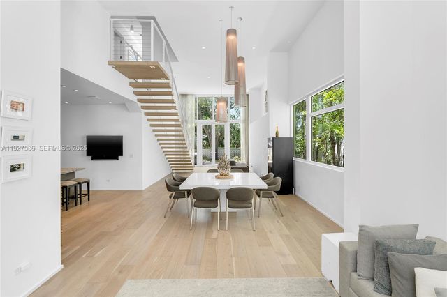 335 W 46th St, Miami Beach, FL 33140