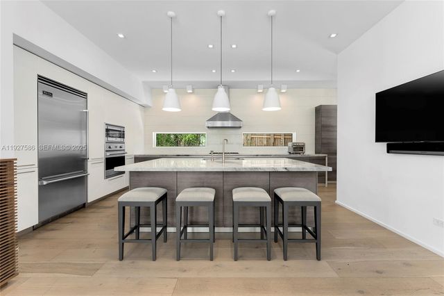 335 W 46th St, Miami Beach, FL 33140