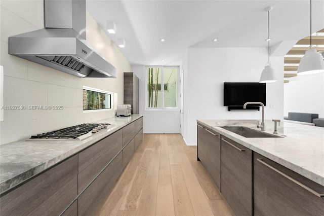 335 W 46th St, Miami Beach, FL 33140