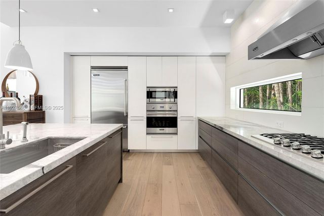 335 W 46th St, Miami Beach, FL 33140