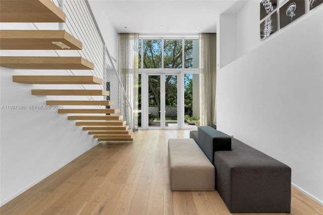 335 W 46th St, Miami Beach, FL 33140