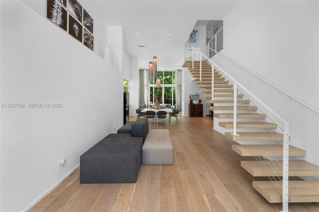 335 W 46th St, Miami Beach, FL 33140