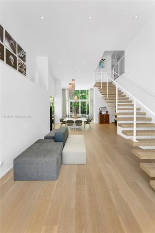 335 W 46th St, Miami Beach, FL 33140