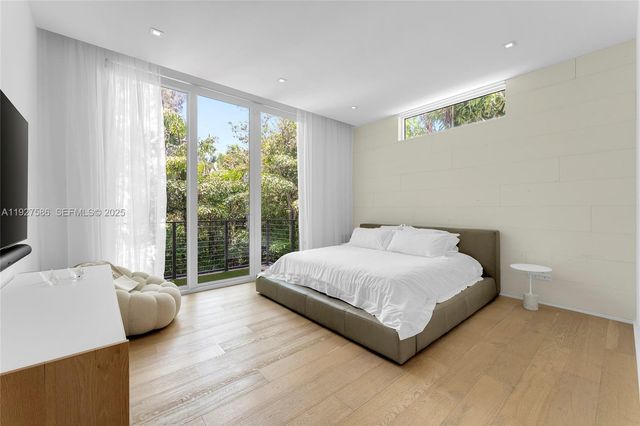 335 W 46th St, Miami Beach, FL 33140