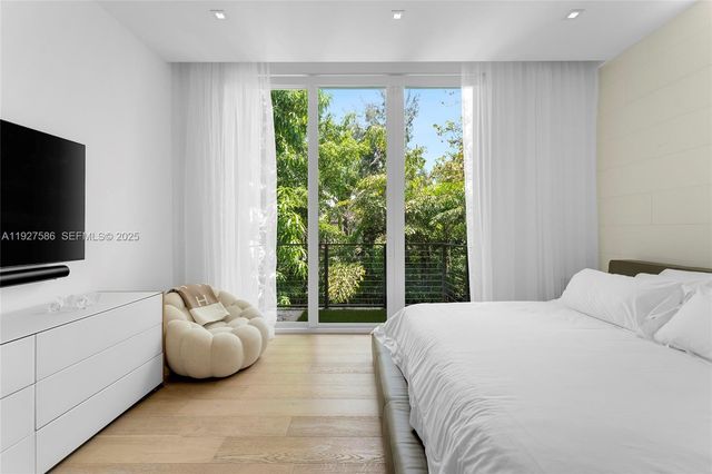 335 W 46th St, Miami Beach, FL 33140