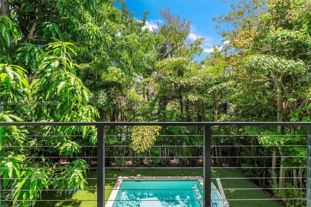 335 W 46th St, Miami Beach, FL 33140