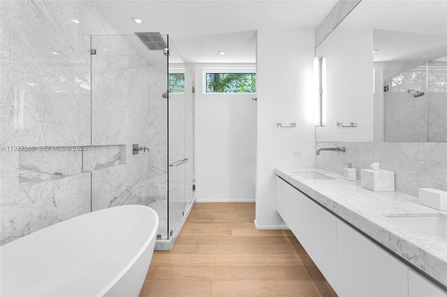 335 W 46th St, Miami Beach, FL 33140