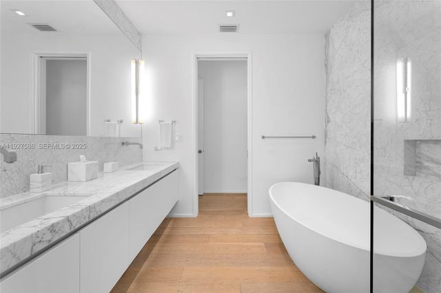 335 W 46th St, Miami Beach, FL 33140