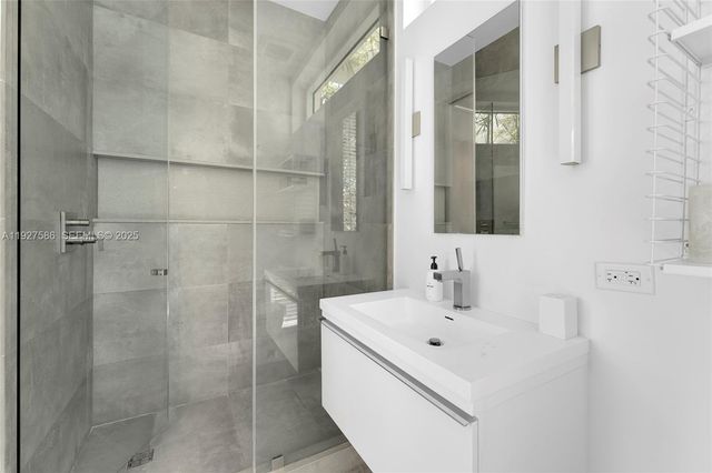 335 W 46th St, Miami Beach, FL 33140