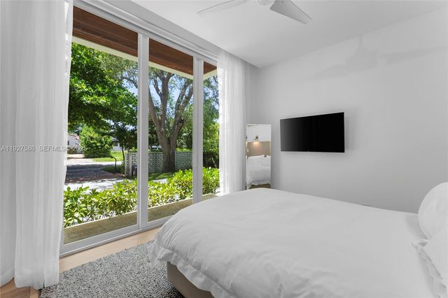 335 W 46th St, Miami Beach, FL 33140