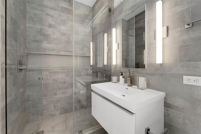 335 W 46th St, Miami Beach, FL 33140