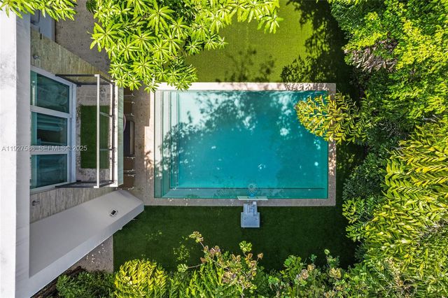 335 W 46th St, Miami Beach, FL 33140