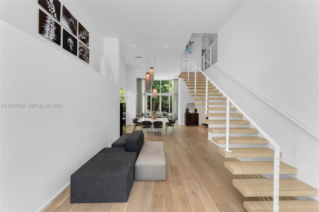 335 W 46th St, Miami Beach, FL 33140