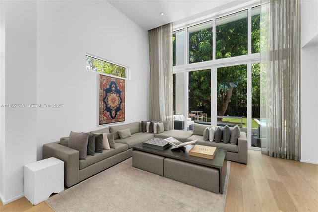 335 W 46th St, Miami Beach, FL 33140