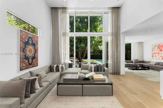 335 W 46th St, Miami Beach, FL 33140