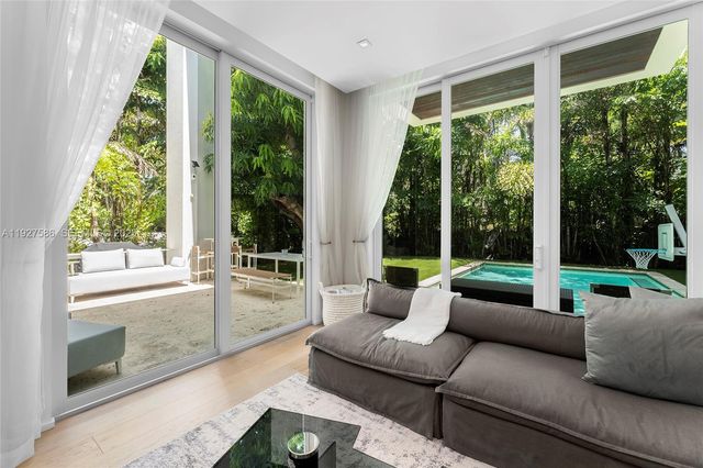 335 W 46th St, Miami Beach, FL 33140