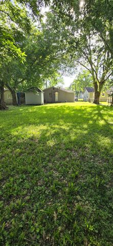 1014 N Arcola Street, Angleton, TX 77515