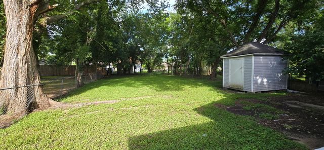 1014 N Arcola Street, Angleton, TX 77515