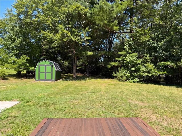 202 Hassellwood Drive, Jamestown, NC 27282