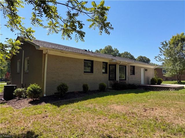 202 Hassellwood Drive, Jamestown, NC 27282