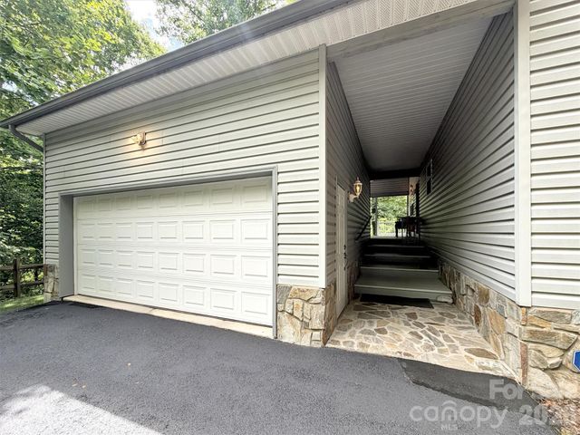 33 Buttercup Place, Maggie Valley, NC 28751