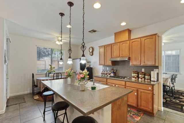 13703 Coastal Ct, Waterford, CA 95386