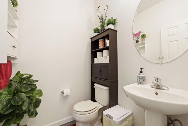 13703 Coastal Ct, Waterford, CA 95386