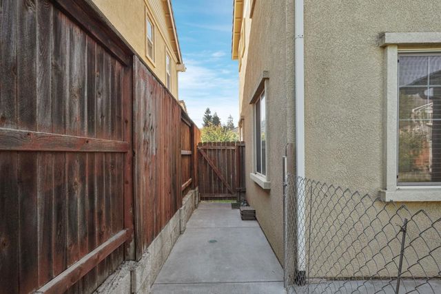 13703 Coastal Ct, Waterford, CA 95386