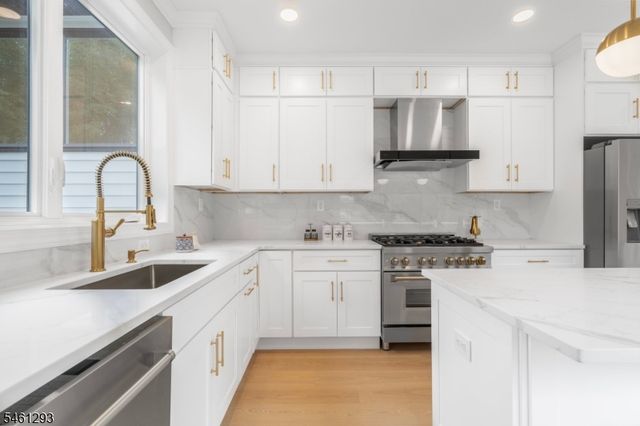 16 Alcott Dr, Livingston Twp., NJ 07039