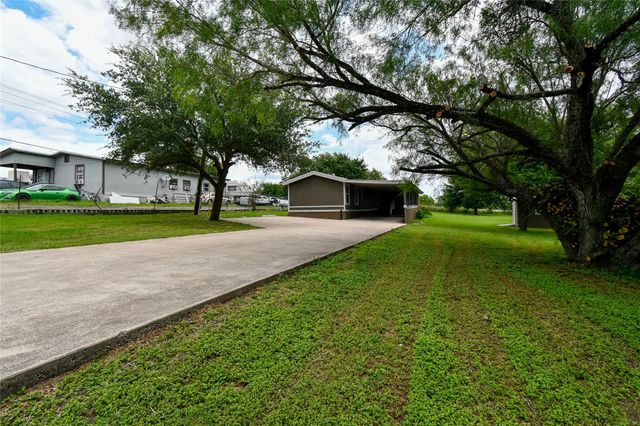 22 Niederwald DR, Kyle, TX 78640