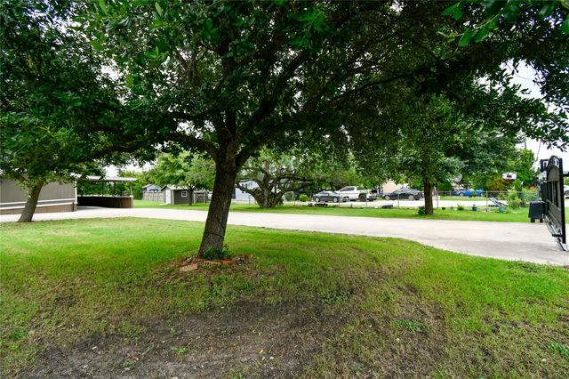 22 Niederwald DR, Kyle, TX 78640