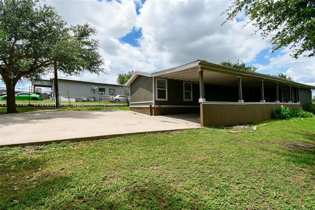 22 Niederwald DR, Kyle, TX 78640
