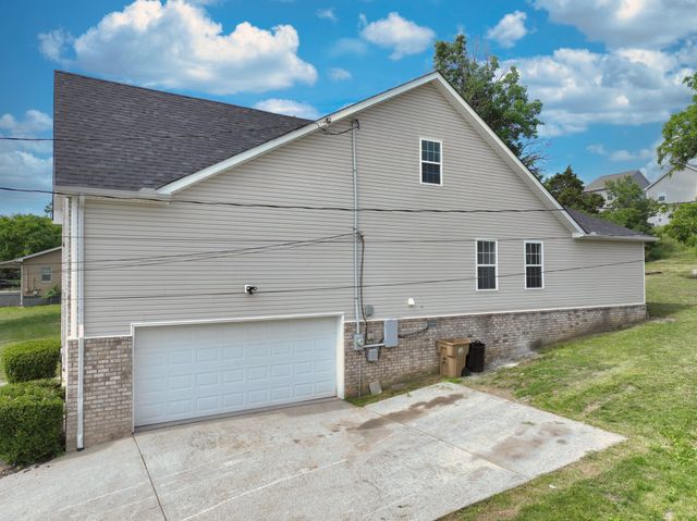 200 Larkin Springs Rd, Madison, TN 37115