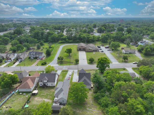 200 Larkin Springs Rd, Madison, TN 37115