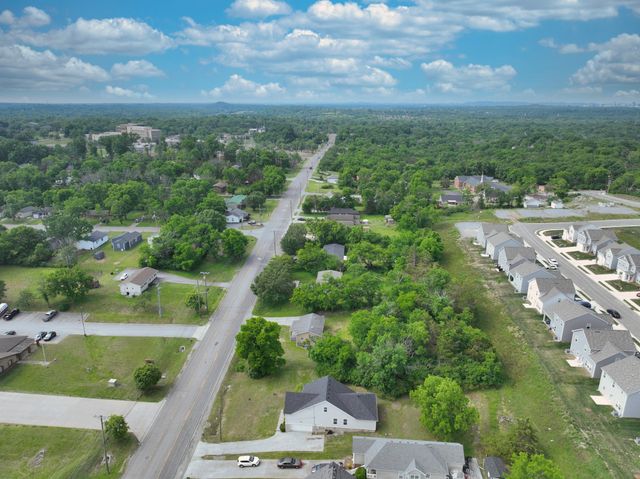 200 Larkin Springs Rd, Madison, TN 37115