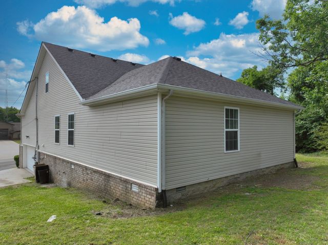 200 Larkin Springs Rd, Madison, TN 37115