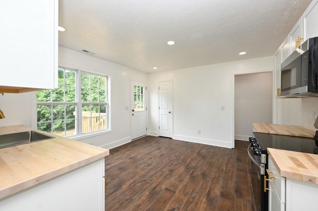 200 Larkin Springs Rd, Madison, TN 37115