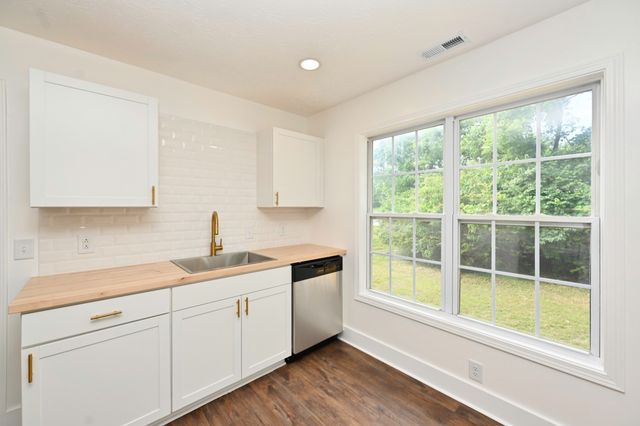 200 Larkin Springs Rd, Madison, TN 37115