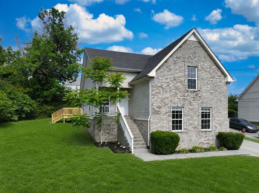 200 Larkin Springs Rd, Madison, TN 37115