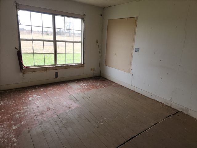 7662 NW County Road 1300, Barry, TX 75102